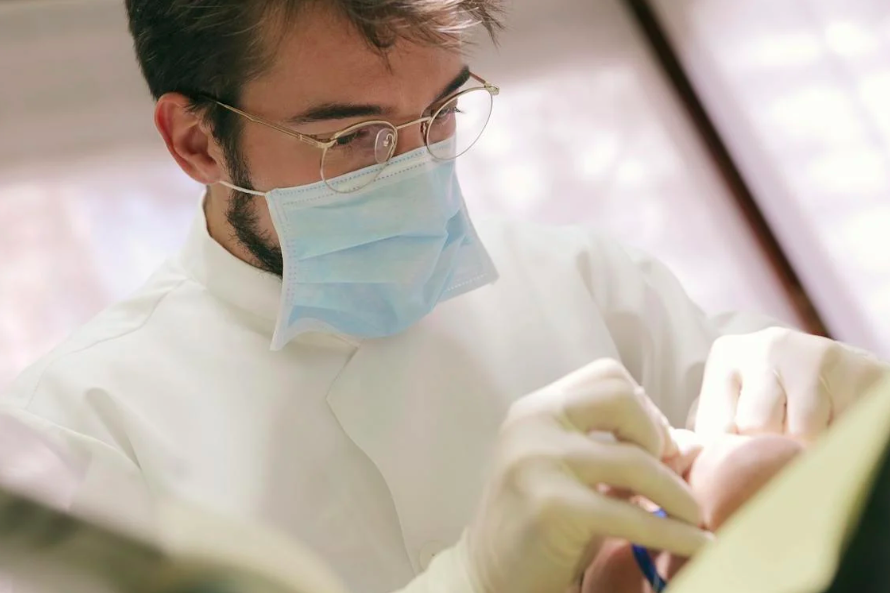 Dentista implantologia: Chi può fare un impianto dentale?