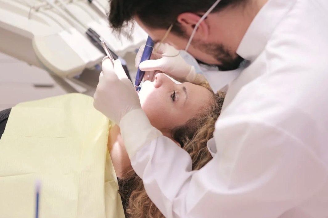 Dente del giudizio: a che età crescono i denti del giudizio?